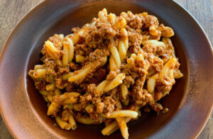 La gustosa e facile ricetta per la pasta fresca fatta in casa con il ragù all'emiliana di Rawpasta