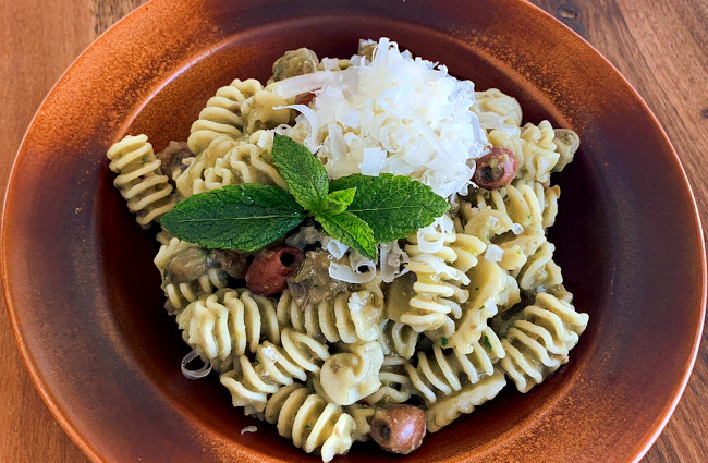 Un piatto di buonissimi Fusilli freschi in Crema di Melanzane Olive e Capperi. Rawpasta Ljubljana