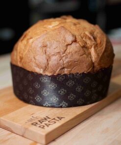 Tradicionalni italijanski božični kolač Panettone, na deski RawPasta