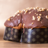 Tradicionalni italijanski velikonočni kolač Colomba z lešnikovo kremo