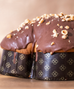 Tradicionalni italijanski velikonočni kolač Colomba z lešnikovo kremo