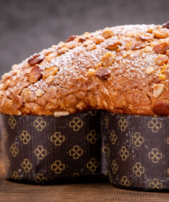 Tradicionalni italijanski velikonočni kolač Colomba z jabolki, cimetom in mandlji
