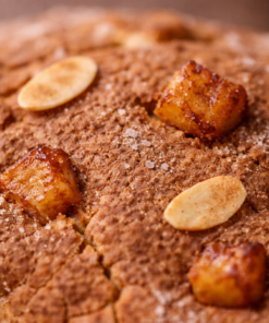 Tradicionalni italijanski velikonočni kolač Colomba z jabolki, cimetom in mandlji