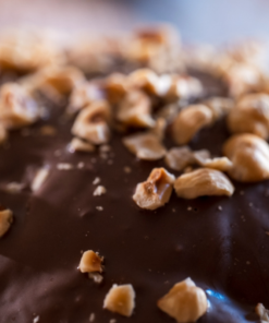 Tradicionalni italijanski velikonočni kolač Colomba z lešnikovo kremo